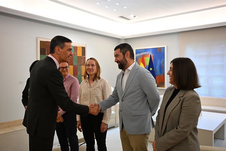 El presidente del Gobierno saluda a los ciudadanos durante el encuentro