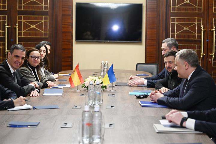 Pedro Sánchez se reúne con Volodímir Zelenski en Kiev.